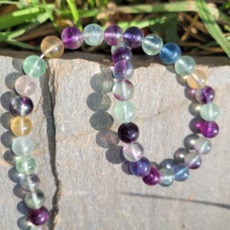 Perles en pierres différentes couleurs; jaunes, bleues, violettes, vertes