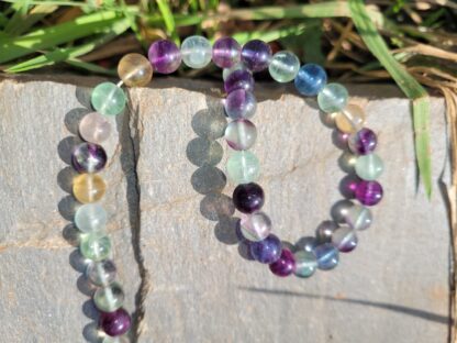 Perles en pierres différentes couleurs; jaunes, bleues, violettes, vertes