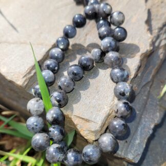 Perles en pierres irrisées bleues noires grises