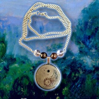 Collier acier inoxydable yin yang avec perles cristal de roche et bois fossile